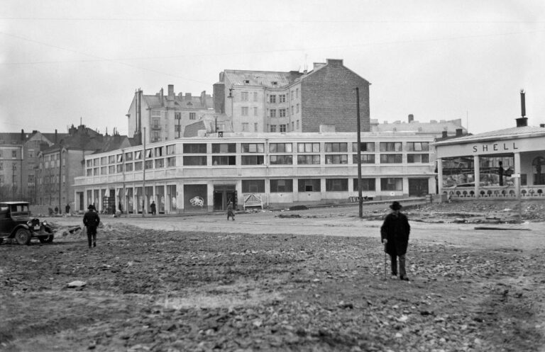 Helsinginkatu 1 Sörnäisissä 1920-luvulla. Vaasanhallia rakennetaan. Nykyisin paikkaa kutsutaan Piritoriksi.