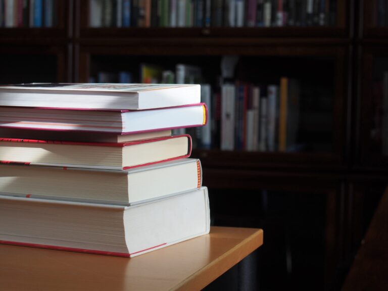 Hallitusohjelmassa halutaan tukea lukutaitoa mutta kirjojen arvonlisäveroa nostetaan – seuraukset haitalliset lukemiselle ja kirja-alalle